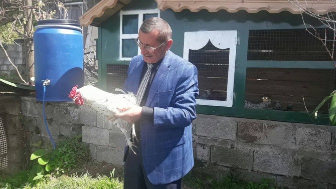 rizede-50-bin-dolarlik-kumes-rizede-iyidere-ilcesi-belediye-baskan-yardimcisi-muammer-metenin-besledigi-tavuk-ve-horozlarin-fiyati-50-bin-dolari-buluyor-(2).jpg