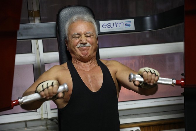 rizede-50-yildir-vucut-gelistirme-sporu-yapan-70-yasindaki-mustafa-aydin,-kasli-yapisiyla-dikkat-cekiyor-(2).jpg