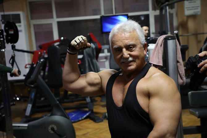 rizede-50-yildir-vucut-gelistirme-sporu-yapan-70-yasindaki-mustafa-aydin,-kasli-yapisiyla-dikkat-cekiyor-(4).jpg