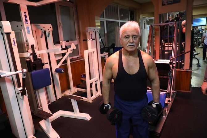 rizede-50-yildir-vucut-gelistirme-sporu-yapan-70-yasindaki-mustafa-aydin,-kasli-yapisiyla-dikkat-cekiyor-(7).jpg
