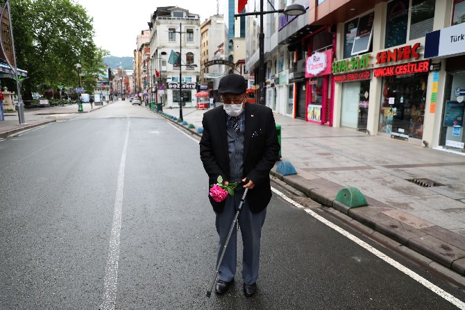 rizede-65-yas-ve-uzeri-vatandaslar-bayramin-ilk-gununde-sokaga-cikti-(2).jpg