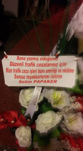 rizede-8-trafik-cezasi-alan-ve-hatasini-kabul-eden-vatandastan-ornek-davranis-1.jpg rizede-8-trafik-cezasi-alan-ve-hatasini-kabul-eden-vatandastan-ornek-davranis-1.jpg