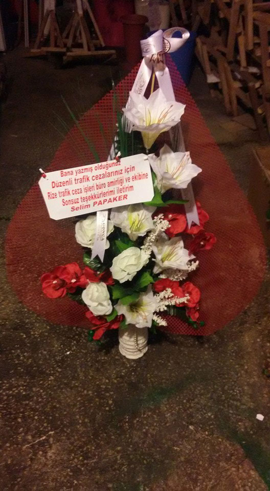 rizede-8-trafik-cezasi-alan-ve-hatasini-kabul-eden-vatandastan-ornek-davranis-2.jpg rizede-8-trafik-cezasi-alan-ve-hatasini-kabul-eden-vatandastan-ornek-davranis-2.jpg