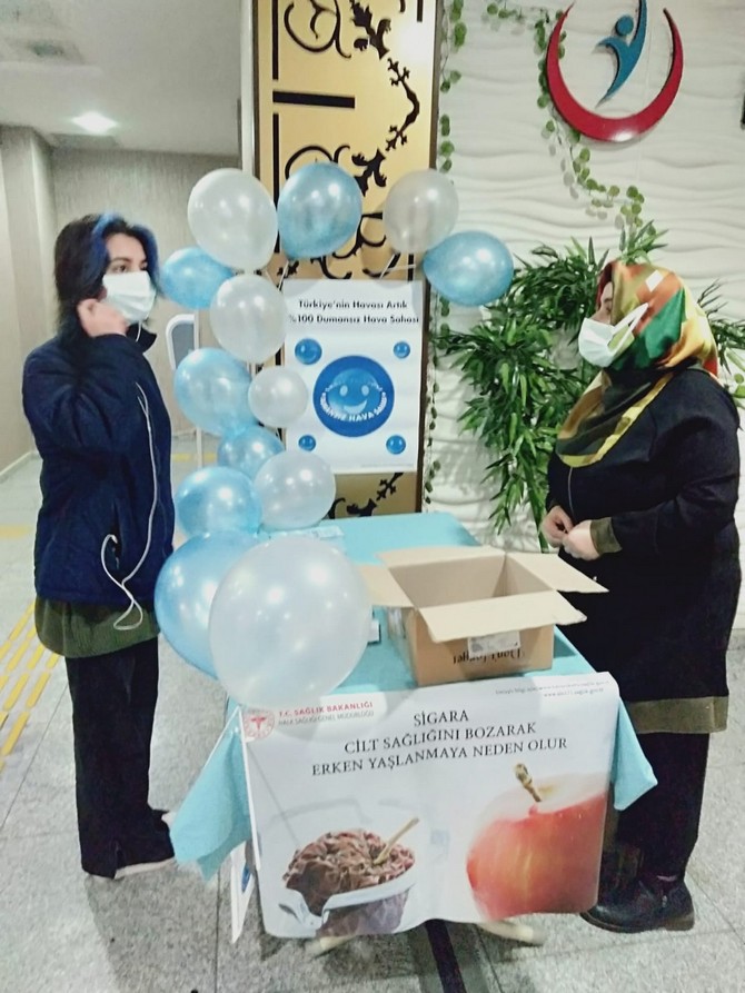 rizede-9-subat-dunya-sigarayi-birakma-gunu-dolayisiyla-il-saglik-mudurlugunde-stant-acilarak-sigaranin-zararlari-hakkinda-vatandaslara-bilgilendirmelerde-bulunuldu-3.jpg