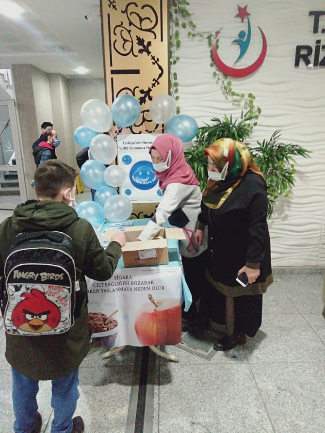 rizede-9-subat-dunya-sigarayi-birakma-gunu-dolayisiyla-il-saglik-mudurlugunde-stant-acilarak-sigaranin-zararlari-hakkinda-vatandaslara-bilgilendirmelerde-bulunuldu-5.jpg