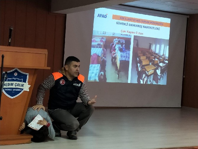 rizede-afad-ekipleri-ogrencilere-egitim-verdi-(2).jpg