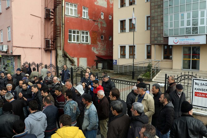 rizede-aile-hekimleri,-saglik-raporu-vermedikleri-iddiasiyla-protesto-edildi-(1).jpg