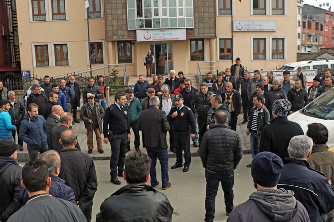 rizede-aile-hekimleri,-saglik-raporu-vermedikleri-iddiasiyla-protesto-edildi-(5).jpg