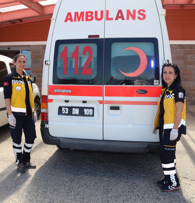 rizede-ambulans-direksiyonuna-kadinlar-gecti-(2).jpg