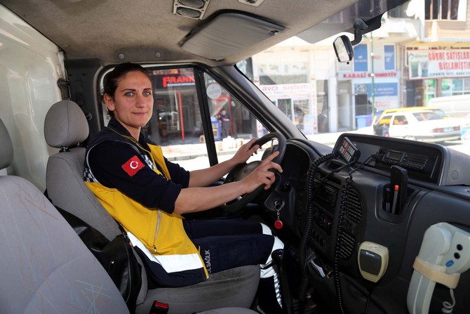 rizede-ambulans-direksiyonuna-kadinlar-gecti-(3).jpg