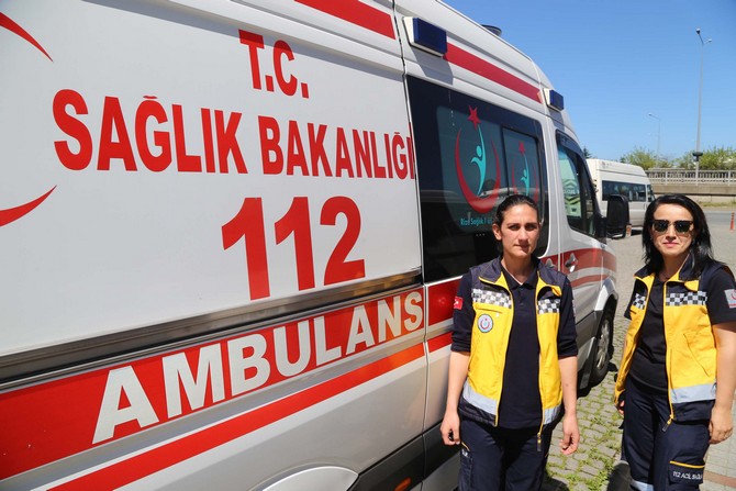 rizede-ambulans-direksiyonuna-kadinlar-gecti-(4).jpg