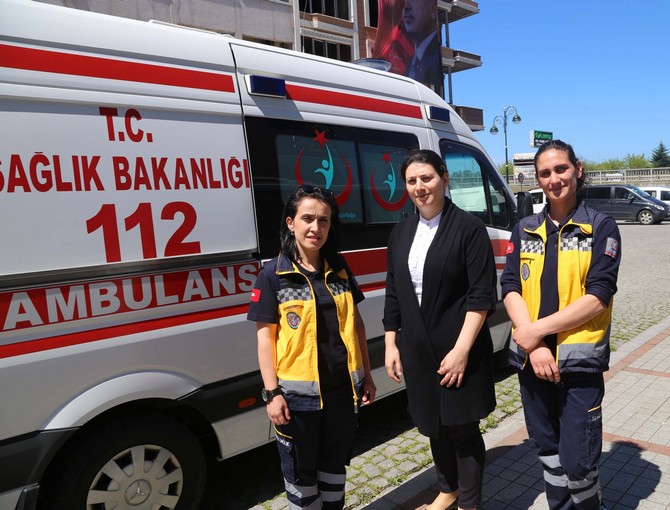 rizede-ambulans-direksiyonuna-kadinlar-gecti-(5).jpg