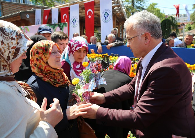 rizede-anneler-gununde-babalar-cicek-almak-icin-yaristi-(1).jpg