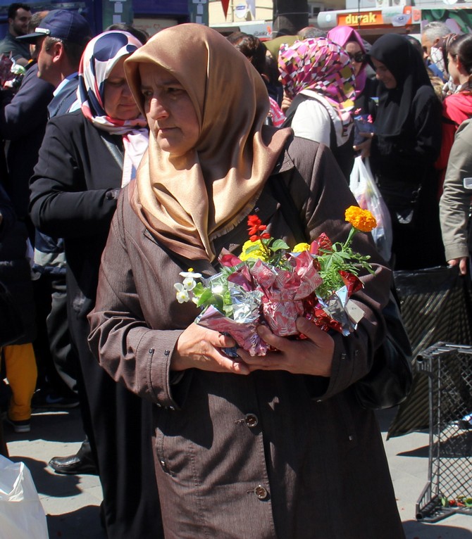 rizede-anneler-gununde-babalar-cicek-almak-icin-yaristi-(12).jpg