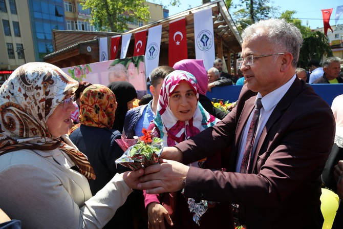 rizede-anneler-gununde-babalar-cicek-almak-icin-yaristi-(2).jpg