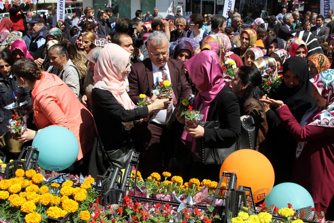rizede-anneler-gununde-babalar-cicek-almak-icin-yaristi-(6).jpg