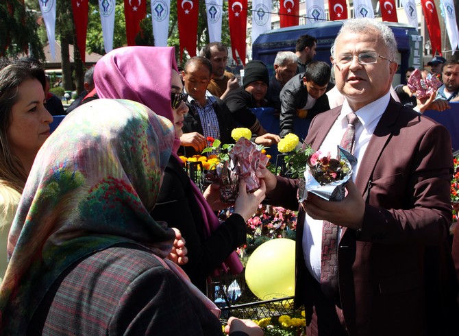 rizede-anneler-gununde-babalar-cicek-almak-icin-yaristi-(7).jpg