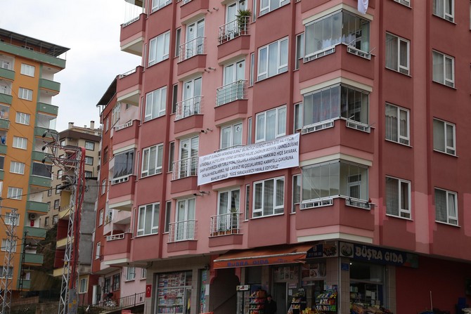 rizede-apartman-girislerinin-kapanmasini-pankartla-protesto-ettiler-(2).jpg
