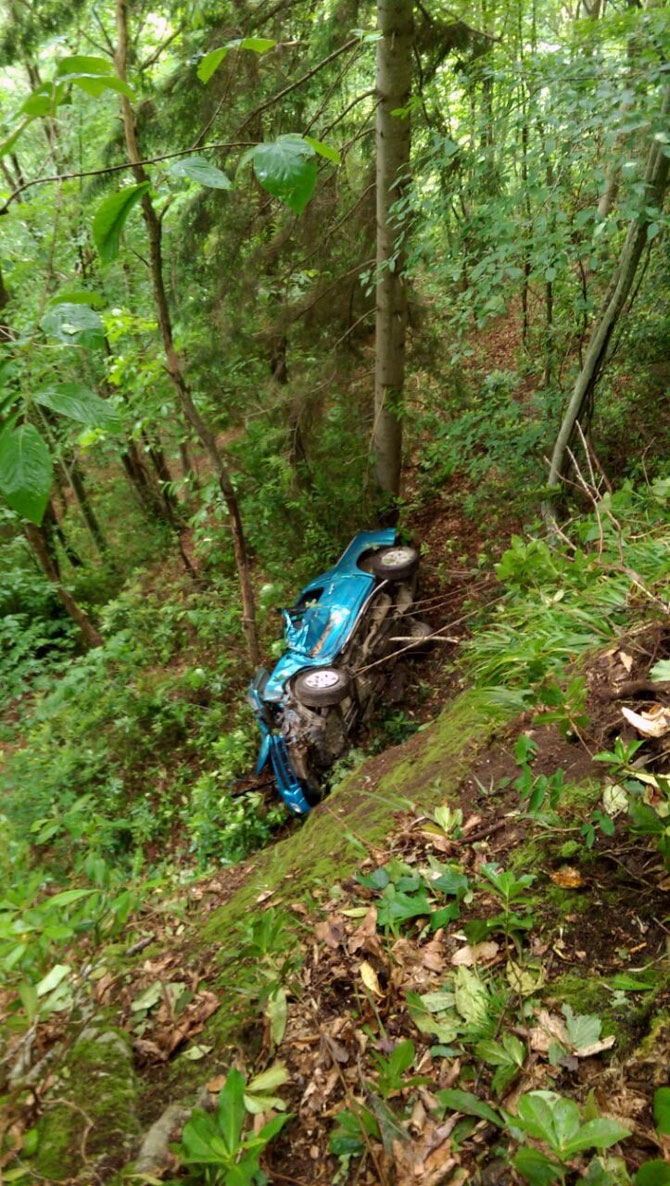 rizede-arac-ucuruma-yuvarlandi-1-olu-1.jpg rizede-arac-ucuruma-yuvarlandi-1-olu-1.jpg