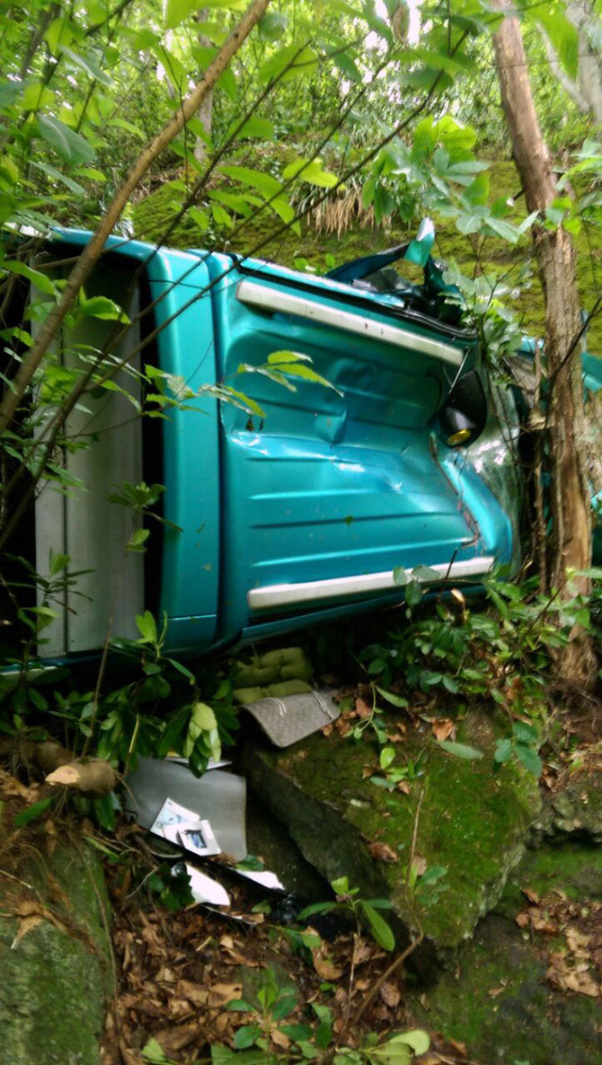 rizede-arac-ucuruma-yuvarlandi-1-olu-3.jpg rizede-arac-ucuruma-yuvarlandi-1-olu-3.jpg