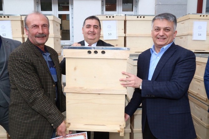 rizede-ari-yetistiricilerine-600-adet-cift-katli-kovan-dagitildi-(3).jpg