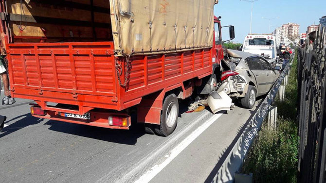 rizede-arizalaninca-yol-kenarina-park-edilen-araca-arkadan-gelen-kamyon-carpti-1-001.jpg rizede-arizalaninca-yol-kenarina-park-edilen-araca-arkadan-gelen-kamyon-carpti-1-001.jpg