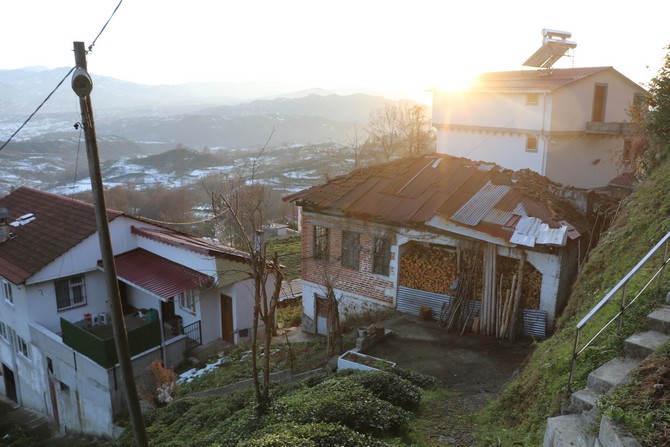 rizede-asirlik-mahallenin-sakinleri-evlerine-yol-bekliyor-9.jpg