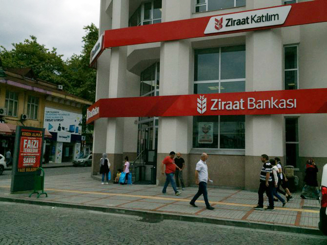 rizede-bankalarin-onundeki-panolara-verilen-muthis-ilan!-(8).jpg