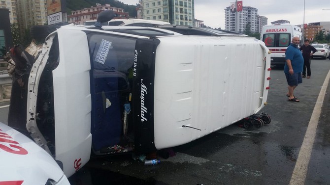 rizede-bariyerlere-carparak-devrilen-minibuste-bulunan-birisi-bebek-11-kisi-yaralandi-(1).jpg
