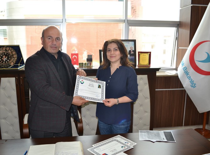 rizede-basarili-saglik-personellerine-‘basari-belgesi’-verildi-(1).jpg