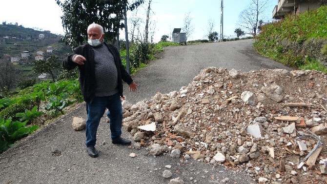 rizede-baz-istasyonun-yerinin-yanlis-oldugunu-dusunen-vatandas-mahalle-yolunu-kesti.-(4).jpg