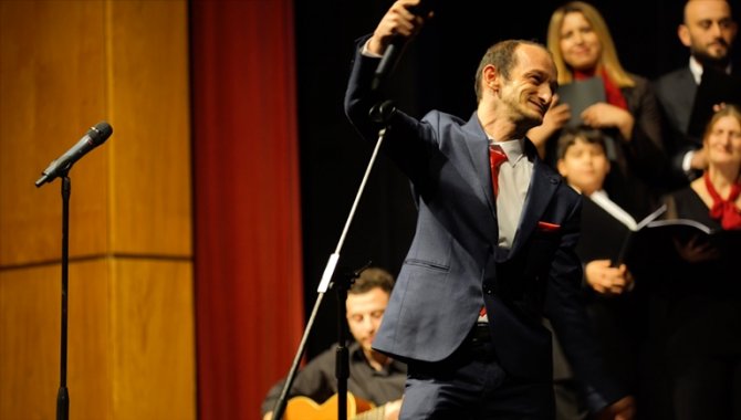 rizede-bedensel-engelli-volkan-dilmac-yaklasik-3-yil-once-tanistigi-muzik-ogretmeninin-de-yonlendirmesiyle-katildigi-turk-halk-muzigi-korusuyla-sahne-alarak-diger-engellilere-de-ornek-oluyor-9.jpg