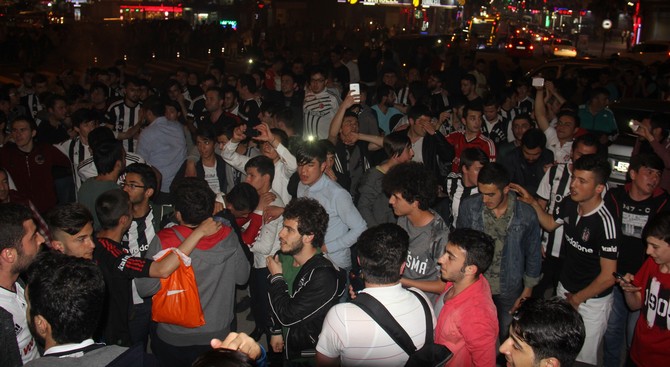 rizede-besiktasli-taraftarlarin-sampiyonluk-coskusu-(3).jpg
