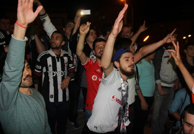 rizede-besiktasli-taraftarlarin-sampiyonluk-coskusu-(4).jpg