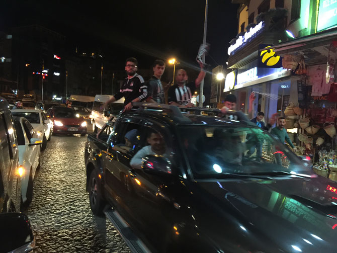 rizede-besiktasli-taraftarlarin-sampiyonluk-coskusu1.jpg