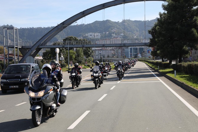 rizede-bir-araya-gelen-motosikletciler,-29-ekim-cumhuriyet-bayrami-dolayisiyla-kortej-olusturdu-(2).jpg