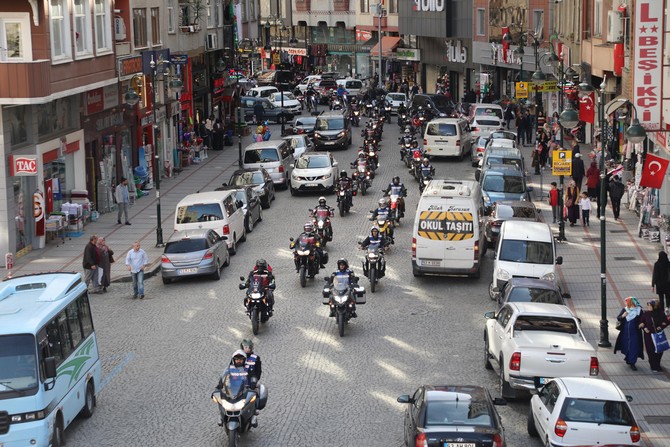 rizede-bir-araya-gelen-motosikletciler,-29-ekim-cumhuriyet-bayrami-dolayisiyla-kortej-olusturdu-(3).jpg