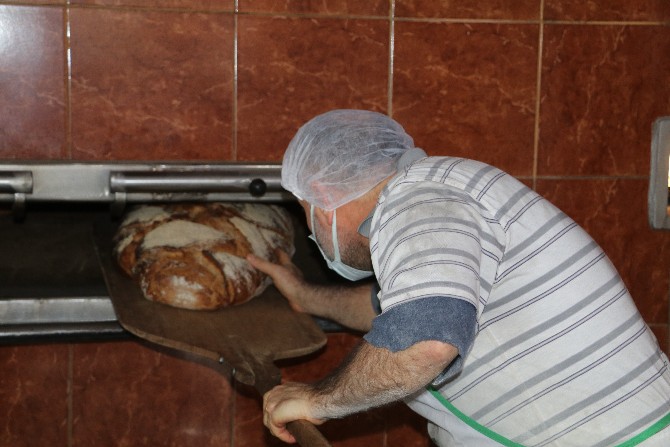 rizede-bir-firin-isletmesinin-esmer-unlardan-yaptigi-ve-ismine-balina-ismini-verdigi-ekmek-yogun-ilgi-goruyor-3.jpg