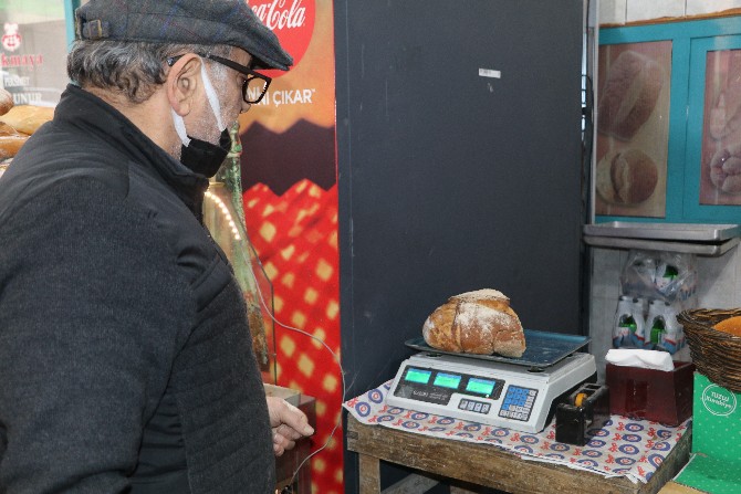 rizede-bir-firin-isletmesinin-esmer-unlardan-yaptigi-ve-ismine-balina-ismini-verdigi-ekmek-yogun-ilgi-goruyor-5.jpg