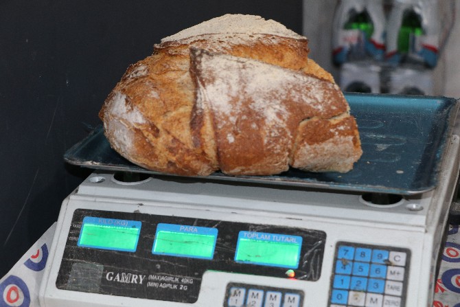 rizede-bir-firin-isletmesinin-esmer-unlardan-yaptigi-ve-ismine-balina-ismini-verdigi-ekmek-yogun-ilgi-goruyor-6.jpg
