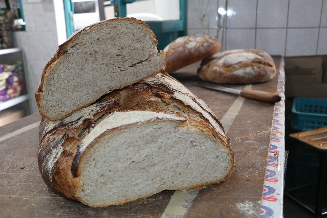 rizede-bir-firin-isletmesinin-esmer-unlardan-yaptigi-ve-ismine-balina-ismini-verdigi-ekmek-yogun-ilgi-goruyor-7.jpg