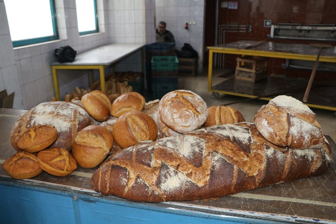 rizede-bir-firin-isletmesinin-esmer-unlardan-yaptigi-ve-ismine-balina-ismini-verdigi-ekmek-yogun-ilgi-goruyor-8.jpg