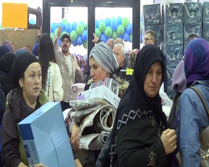 rizede-bir-magaza-acilisa-ozel-indirim-yapinca-kampanyayi-duyan-vatandaslar-uzun-kuyruklar-olusturdu-4.jpg