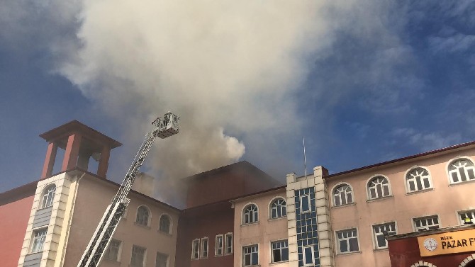 rizede-bir-okulun-catisinda-yangin-cikti-(1).jpg