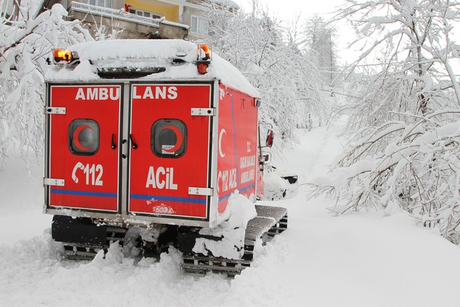 rizede-bobrek-hastasi-kar-ambulansi-ile-kurtarildi-(6)-001.jpg