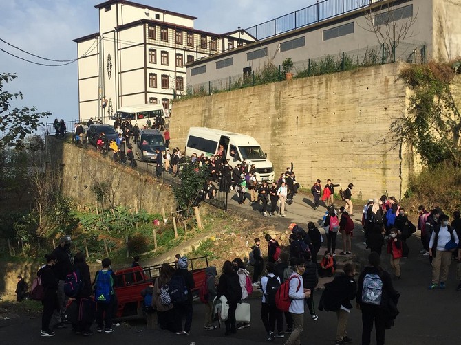 rizede-bogaz-ortaokulunun-kolonlarinda-catlama-dolayisiyla-meydana-gelen-sarsinti-nedeniyle-okulda-egitime-ara-verildi-ogrenciler-evlerine-gonderildi-1.jpg