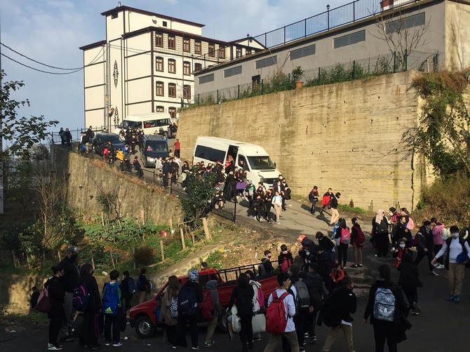 rizede-bogaz-ortaokulunun-kolonlarinda-catlama-dolayisiyla-meydana-gelen-sarsinti-nedeniyle-okulda-egitime-ara-verildi-ogrenciler-evlerine-gonderildi-3.jpg