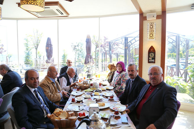 rizede-buyuk-aile-sofrasi-kuruldu-5.jpg rizede-buyuk-aile-sofrasi-kuruldu-5.jpg