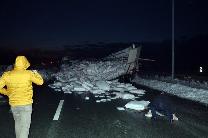 rizede-buzlanan-yolda-tir-devrildi-1-yarali-(4).jpg