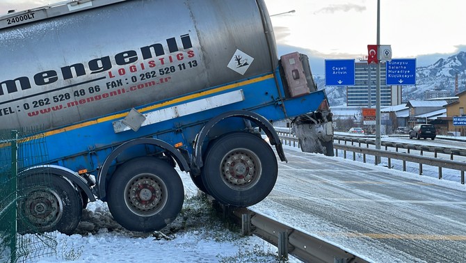 rizede-buzlanma-nedeniyle-kayan-tir-bariyerlere-carparak-yoldan-cikti-5.jpg